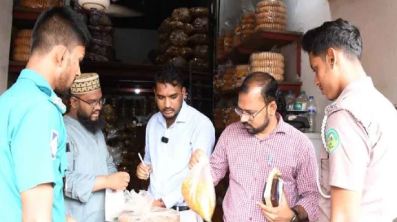 চট্টগ্রামে মেয়াদোত্তীর্ণ বিস্কুট ও নকল চাল বিক্রি, তিন প্রতি