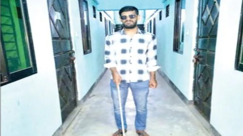 যে সাদাছড়ি ছিল সংকোচ আজ সেটিই সাহস