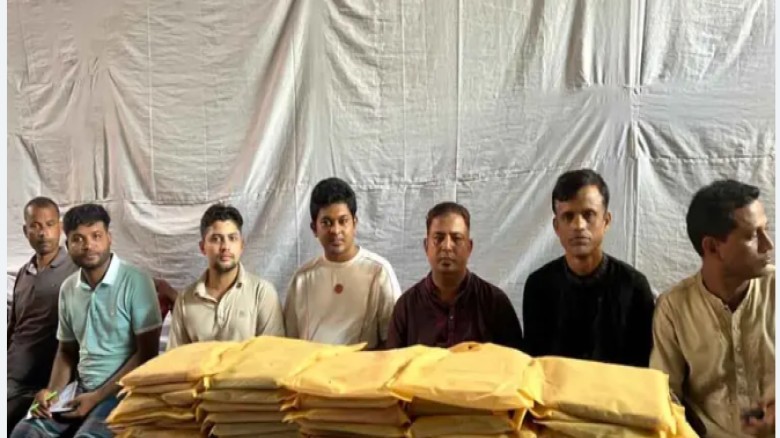 লোহাগাড়ায় দুর্গাপূজায় উপহার ও আর্থিক অনুদান বিতরণ