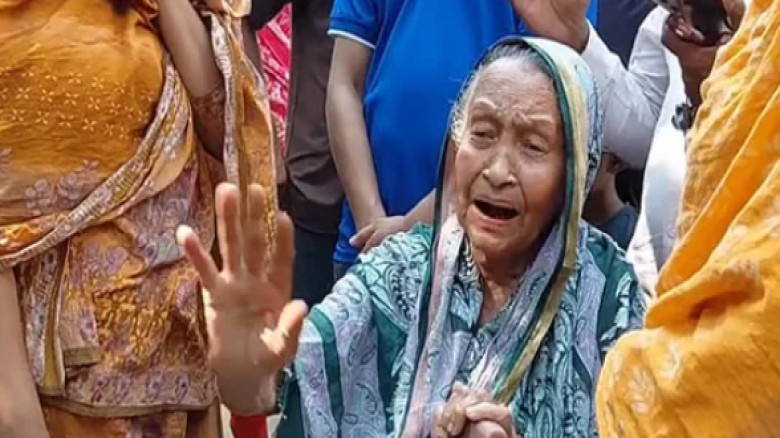 ৬ ছেলের পাকা ঘর, কারও কাছে ঠাঁই পাচ্ছিলেন না বৃদ্ধ মা