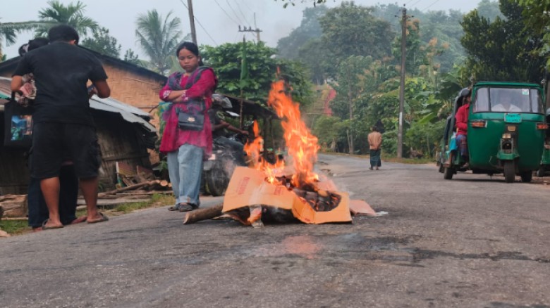 রাঙামাটিতে সড়কে আগুন জ্বালিয়ে বিক্ষোভ, খাগড়াছড়ির সঙ্গে বন্ধ যান চলাচল...