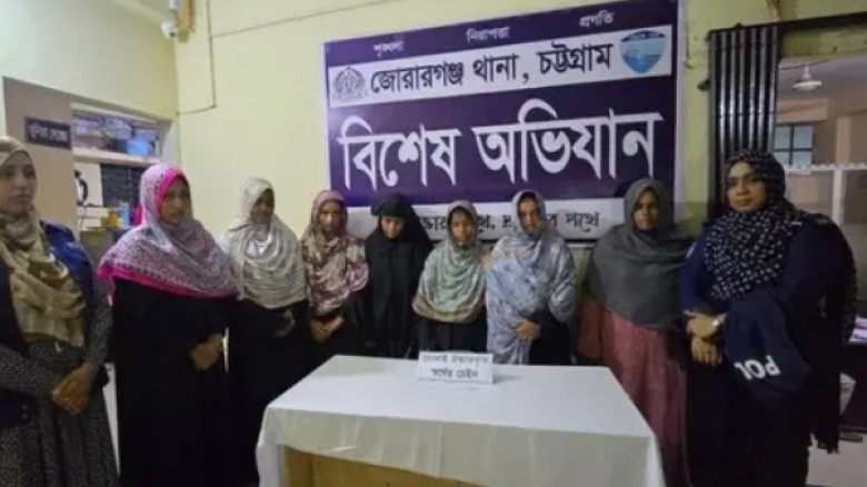 ভিড় জমিয়ে টাকা-স্বর্ণালংকার চুরিই তাদের পেশা