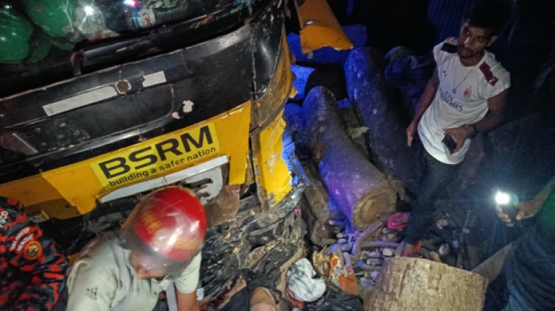 সীতাকুণ্ডে লরির ধাক্কায় ৫ বাসযাত্রী নিহত, আহত ৪